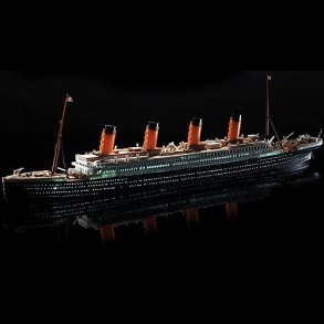 Academy Titanic med indfarvede dele+LED 383mm 1/700