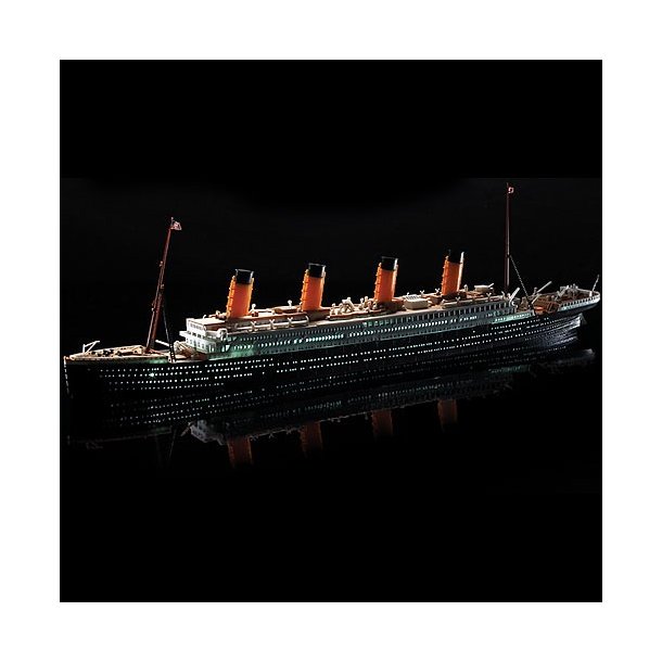 Academy Titanic med indfarvede dele+LED 383mm 1/700